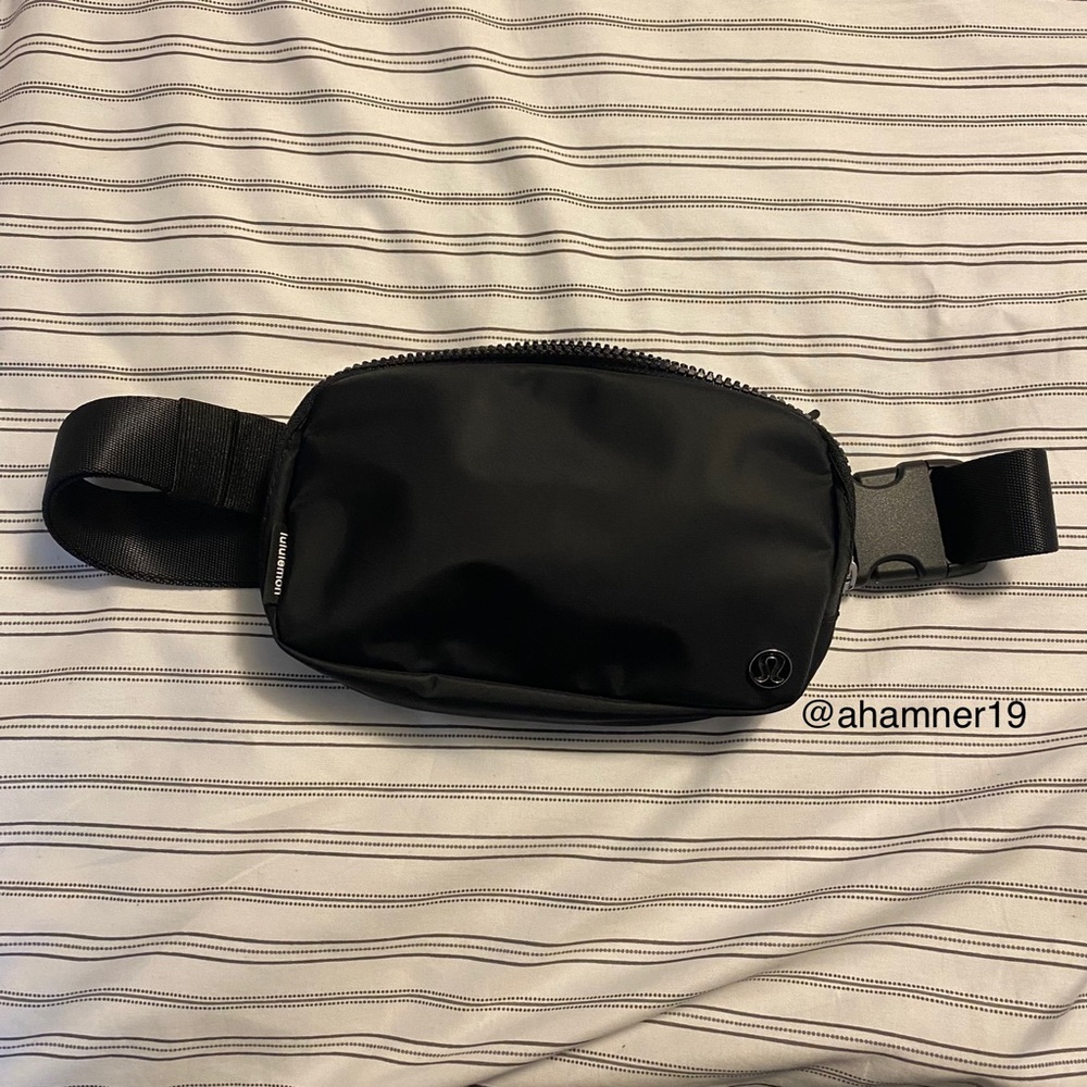 Lululemon Everywhere Belt Bag